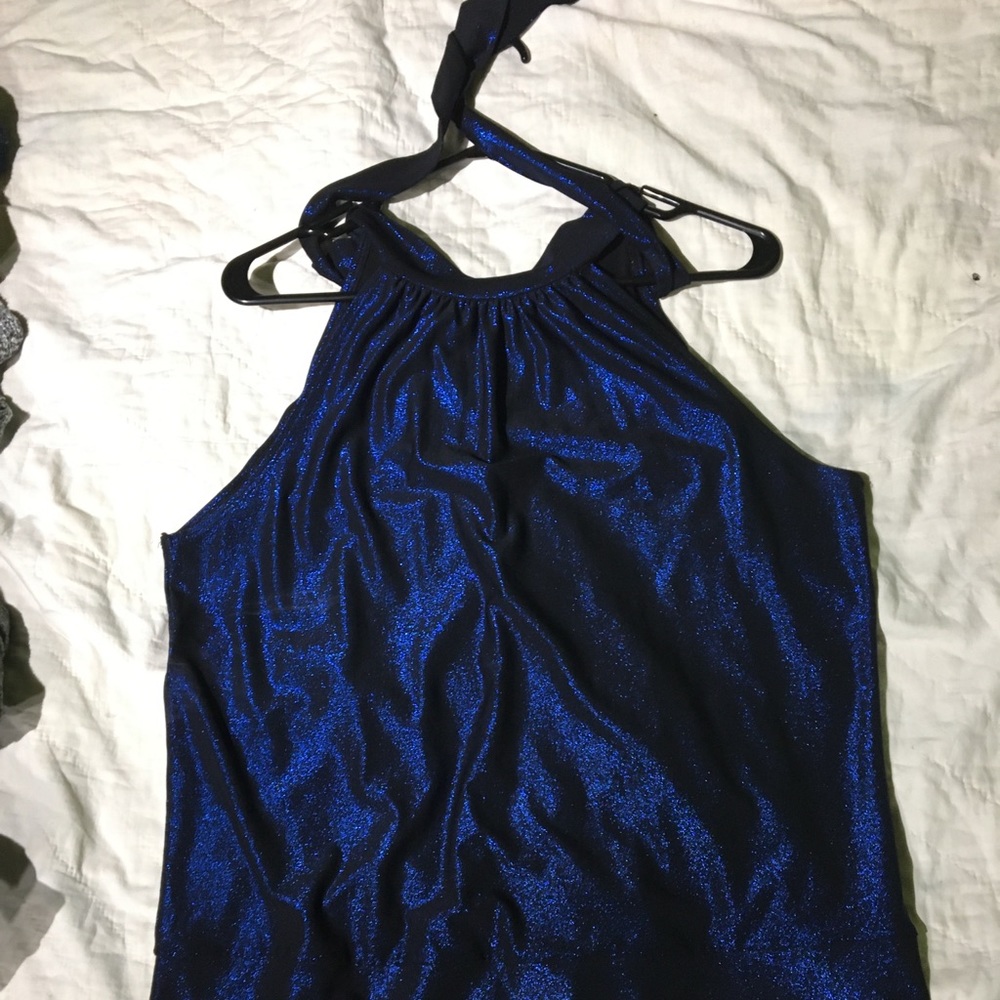 Shiny sleevless shirt